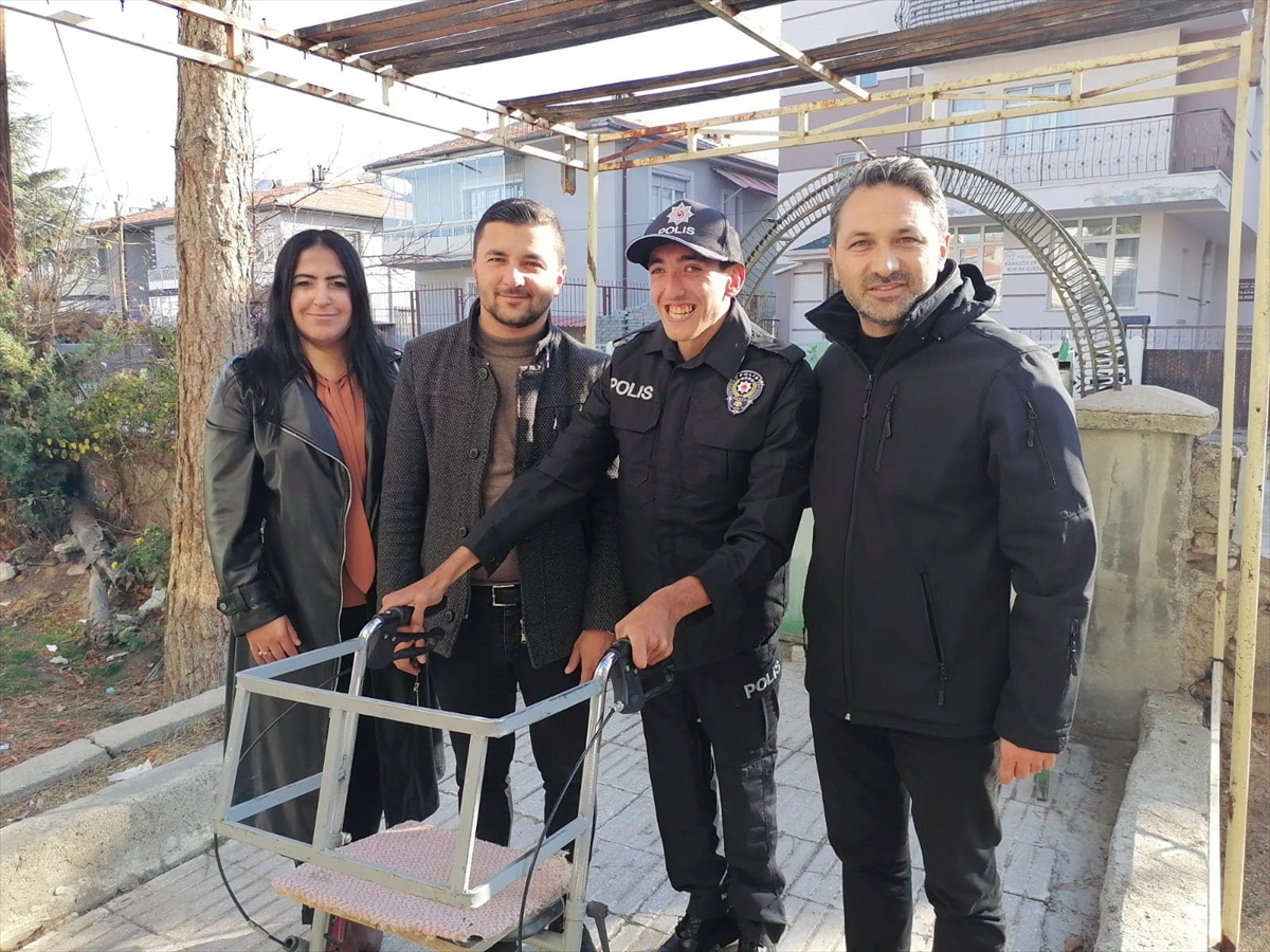 Konya'da engelli gence polis elbisesi hediye edildi