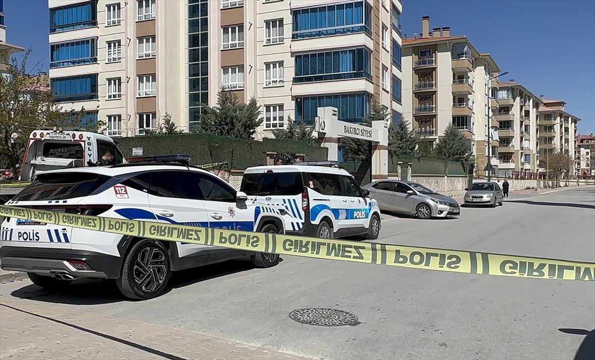 Konya'da eşini bıçakla yaralayan koca kendisine de zarar verdi