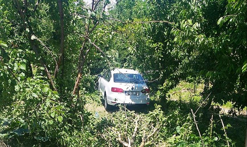 Konya’da feci kaza! Çarpışan iki otomobilden biri kiraz bahçesine girip yaşlı kadına çarptı