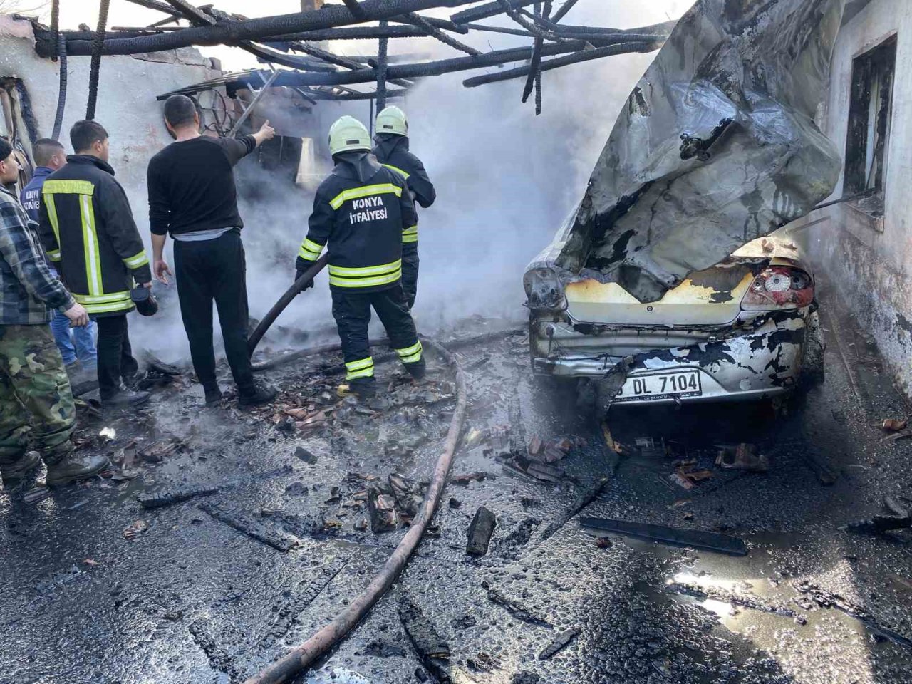 Konya’da garajda yangın paniği! Tüp patlamadı, eve sıçramadan söndürüldü!