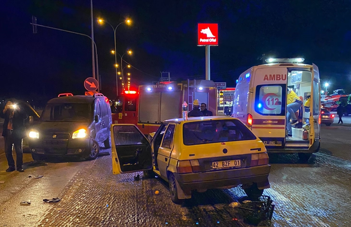 Konya'da hafif ticari araç ile otomobilin çarpıştığı kazada 5 kişi yaralandı
