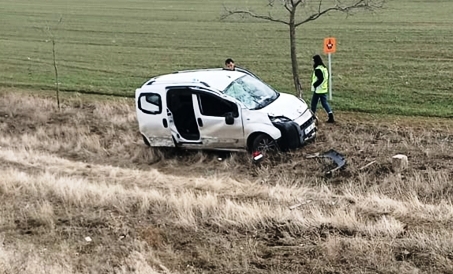Konya'da hafif ticari araç şarampole devrildi 2 kişi yaralandı