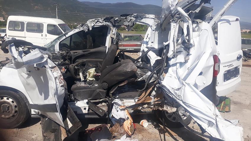 Konya’da hafif ticari araç TIR’a çarptı: 2 ölü