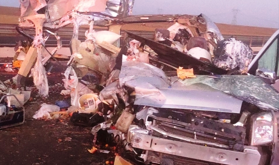 Konya'da hafif ticari aracın tıra çarptığı kazada 1 kişi öldü