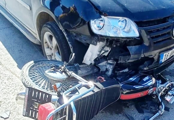 Konya'da hafif ticari araçla çarpışan motosikletteki 2 kişi yaralandı