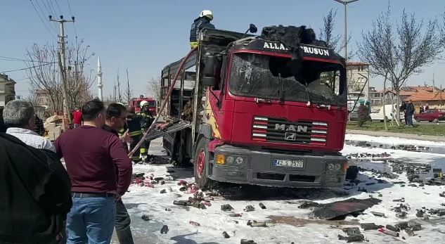 Konya’da hareket  halindeki  Kamyonda yangın çıktı, patlamalar korkuttu