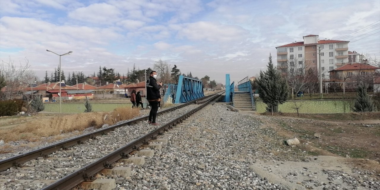 Konya'da hemzemin geçitte yük treninin çarptığı kişi öldü