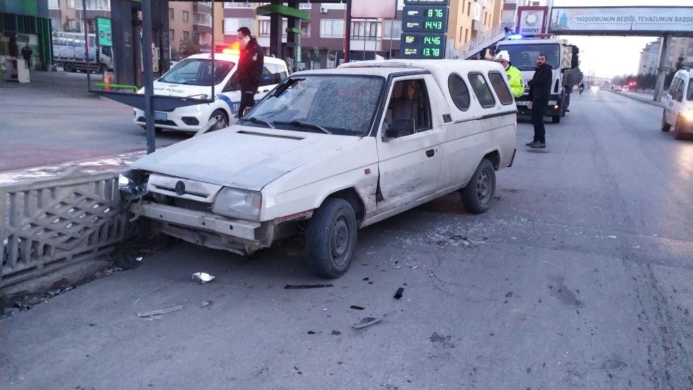 Konya'da Hırsızlık şüphelileri kovalamacada polis aracına çarpıp yakalandı