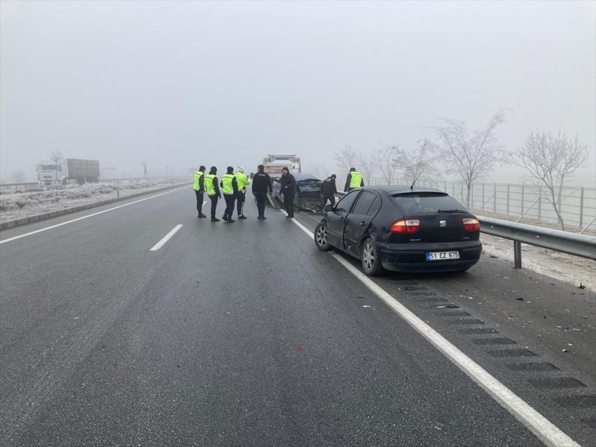 Konya'da iki otomobil çarpıştı, 5 kişi yaralandı