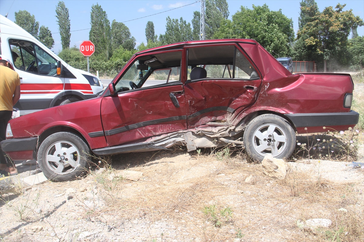 Beyşehir'de iki otomobilin çarpışması sonucu 3 kişi yaralandı