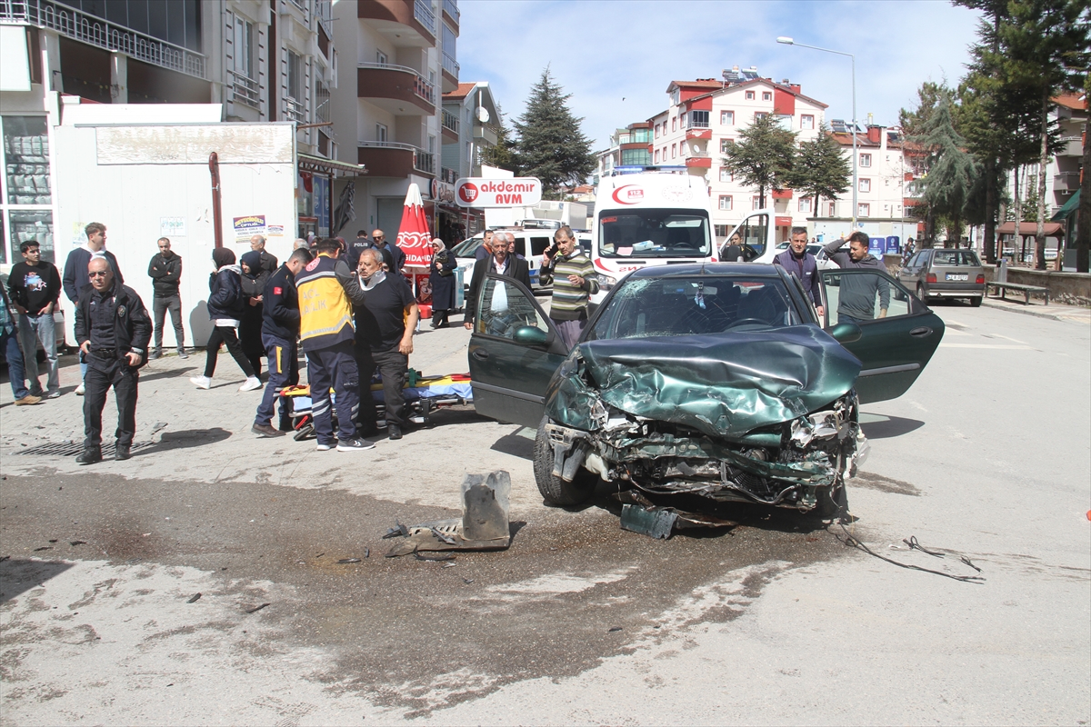 Konya'da iki otomobilin çarpışması sonucu 3 kişi yaralandı