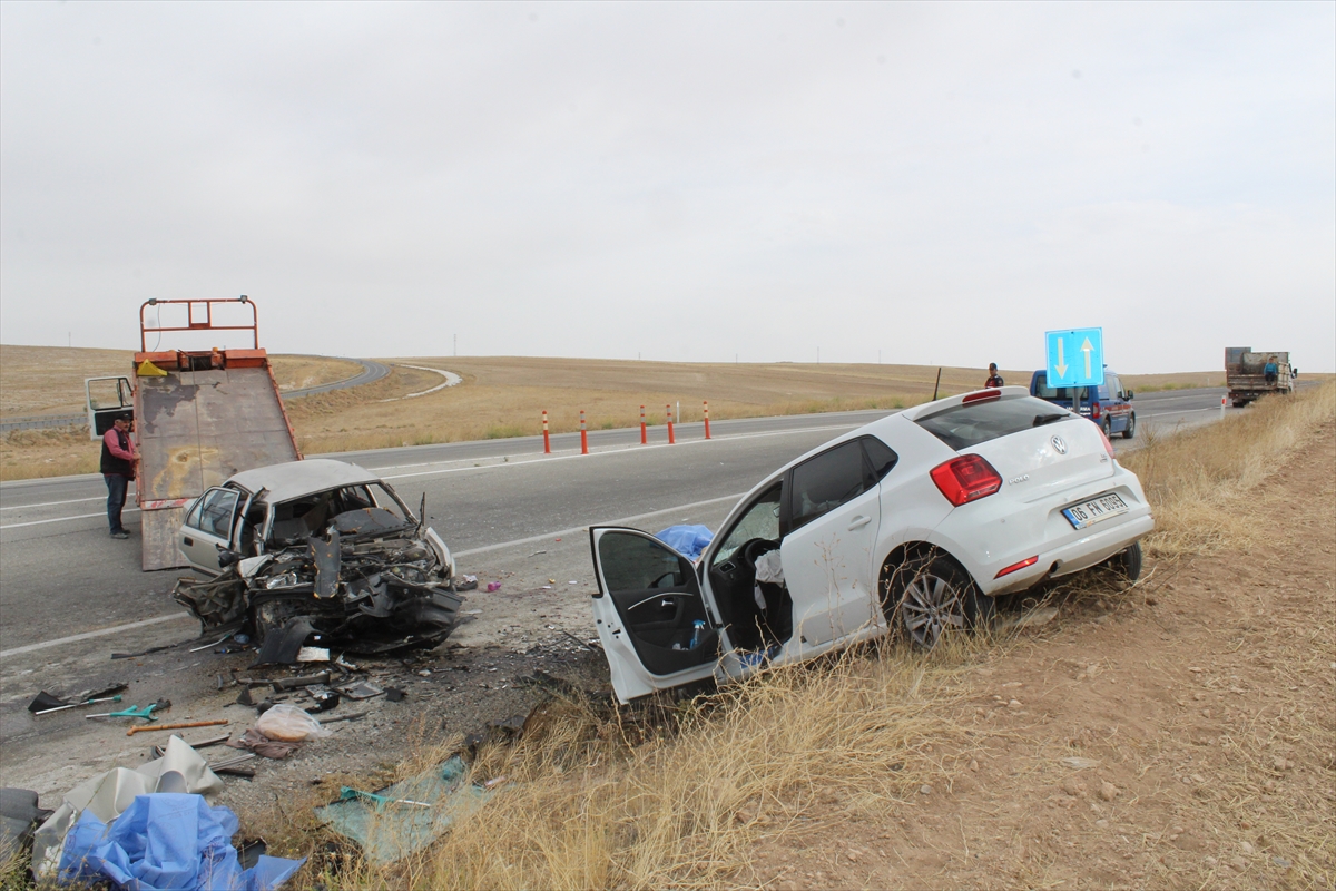 Konya'da otomobiller kafa kafaya çarpıştı: 5 ölü, 2 ağır yaralı