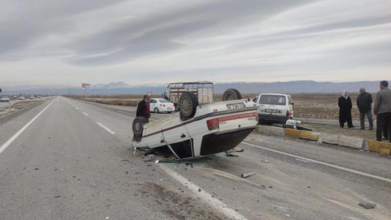Konya'da iki otomobilin çarpıştığı kazada 8 kişi yaralandı