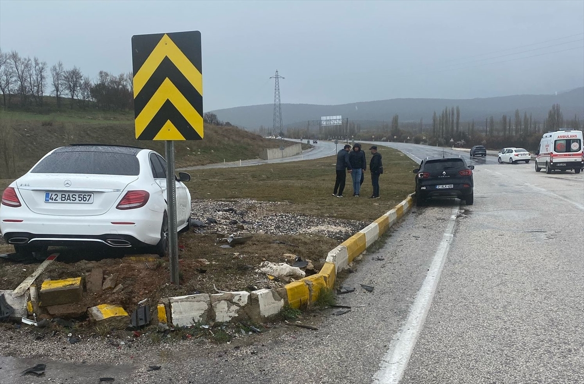 Konya'da iki otomobilin çarpıştığı kazada 9 kişi yaralandı