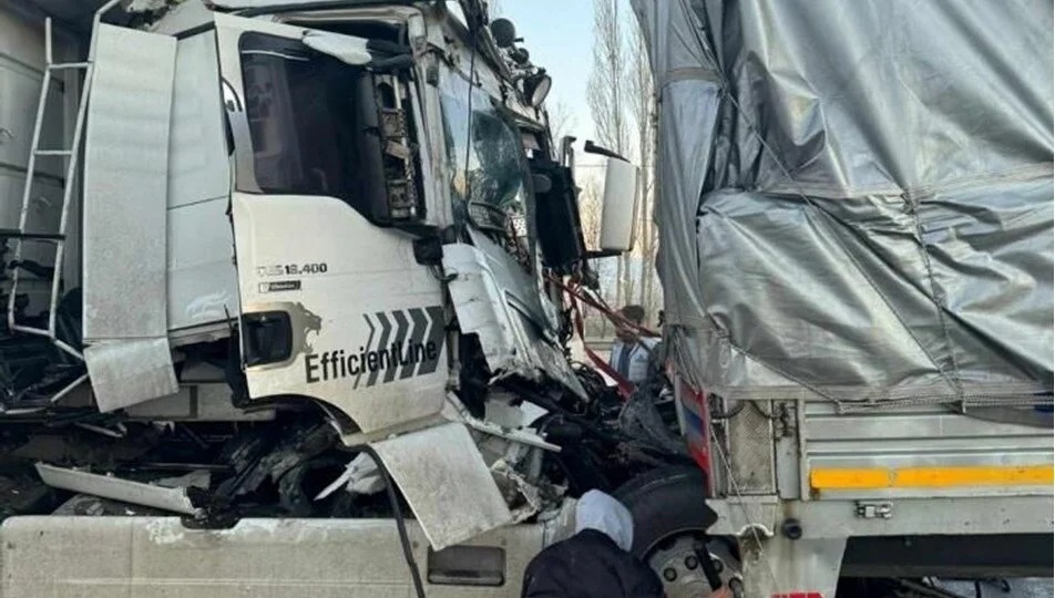 Konya'da iki tır çarpıştı, 1 kişi öldü