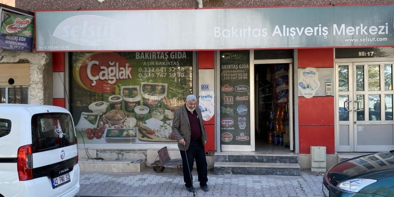Konya’da iş yeri sahibi namaz kılarken marketi soydular
