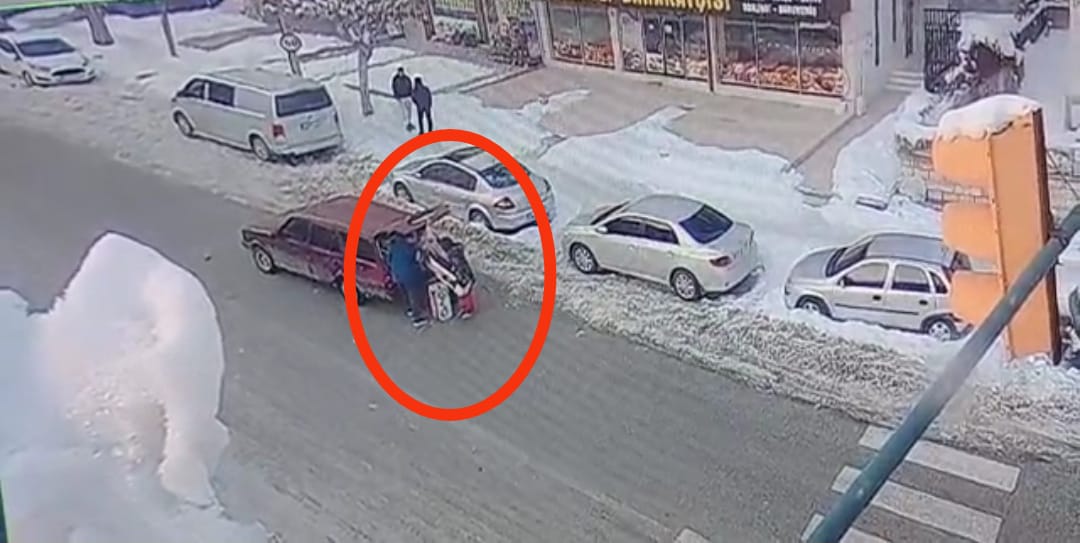 KONYA’DA İŞ YERLERİNİN ÖNÜNDEN HIRSIZLIK YAPAN İKİ ZANLI YAKALANDI