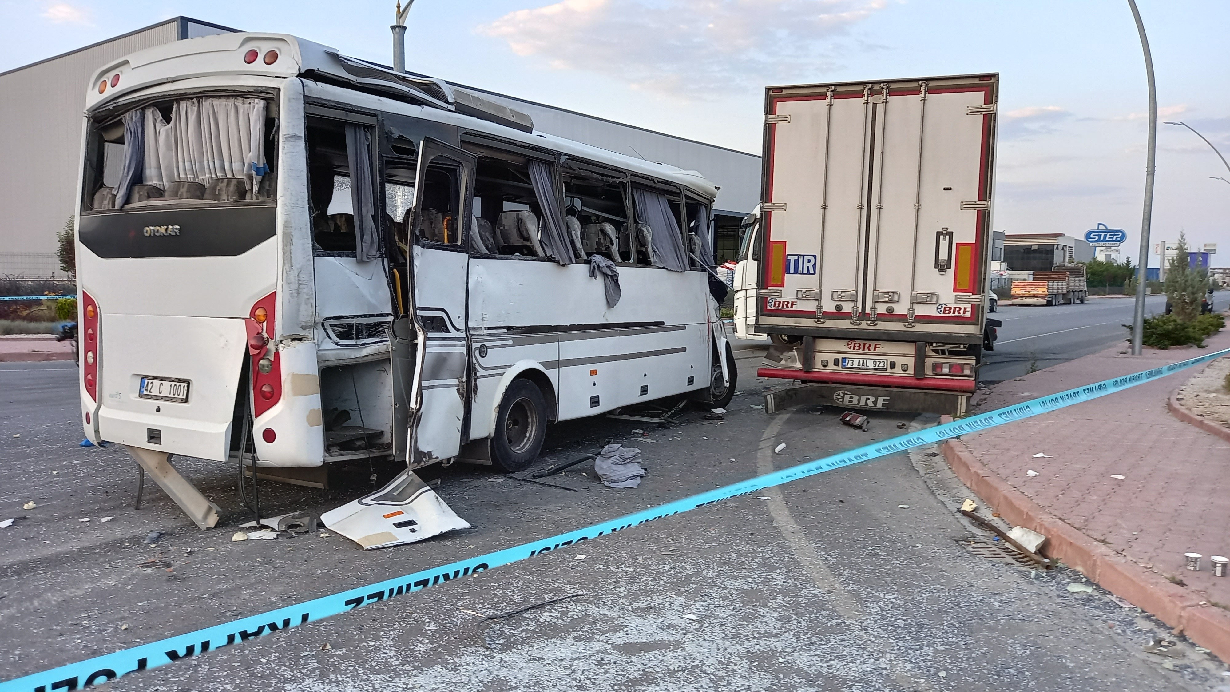 Konya'da işçileri taşıyan servis aracı  ile tır çarpıştı: 1 ölü ve 25 yaralı!
