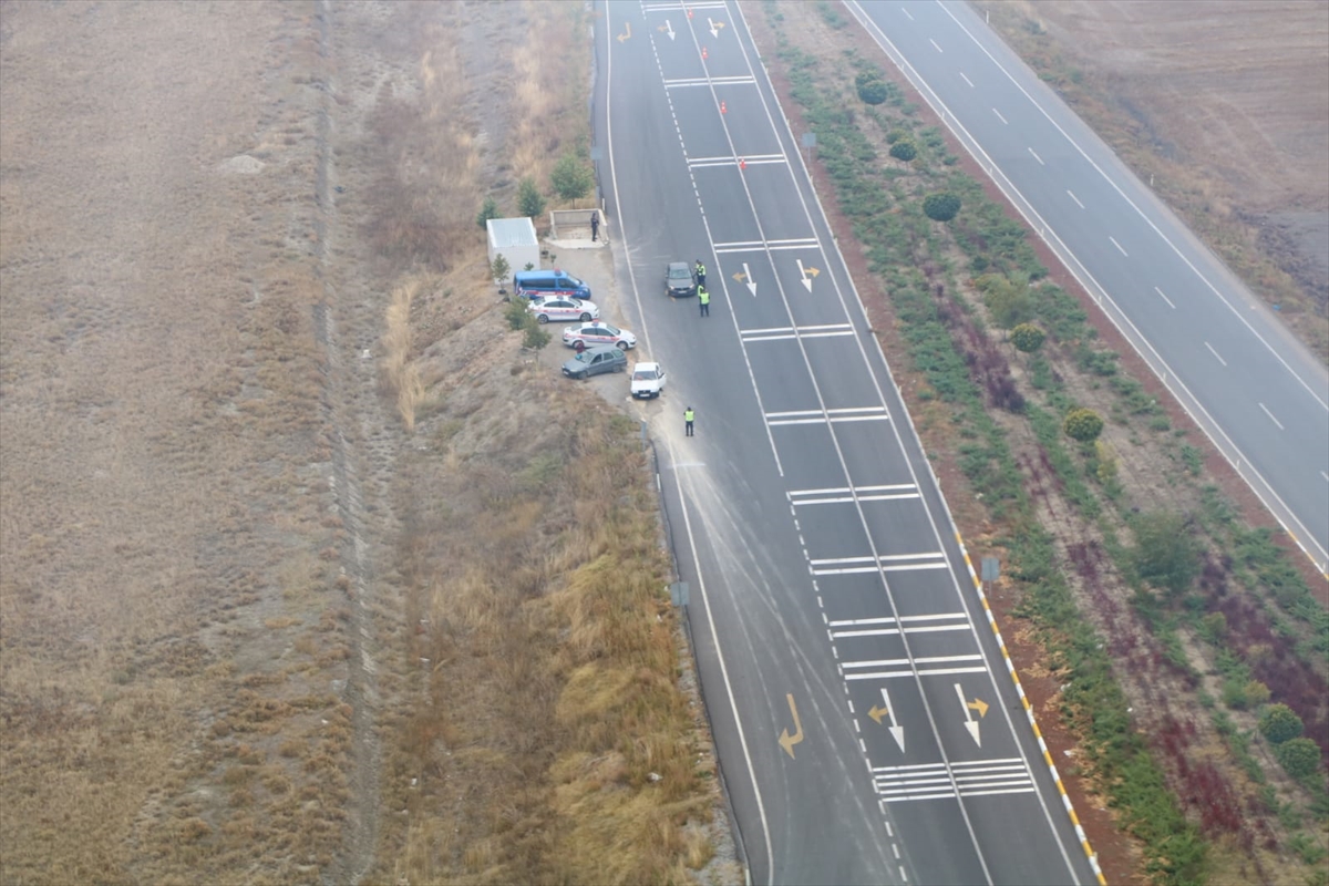Konya'da jandarma helikopter destekli trafik denetimi yaptı