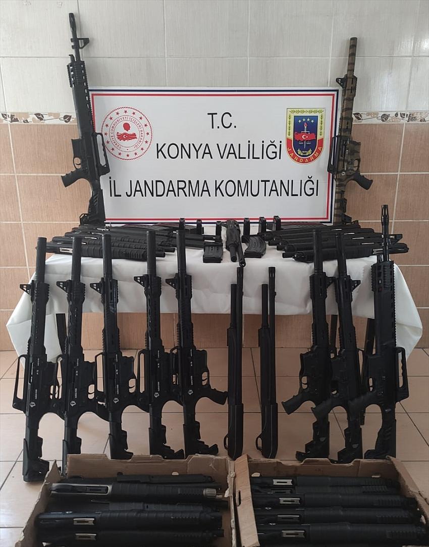  Konya'da jandarmanın trafik denetiminde seri numaraları bulunmayan 47 av tüfeği ele geçirildi