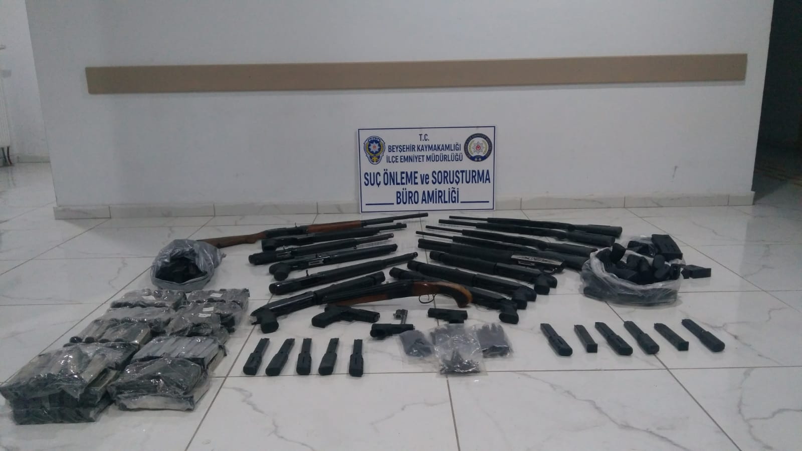 KONYA’DA KAÇAK SİLAH OPERASYONU: ARAÇTAN CEPHANELİK ÇIKTI