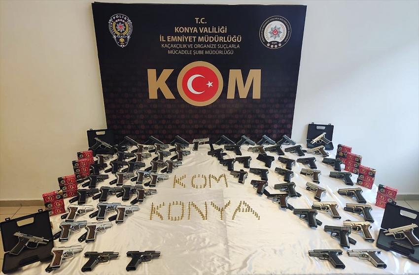 Konya'da kaçak silah operasyonunda bir araçta 73 tabanca ele geçirildi