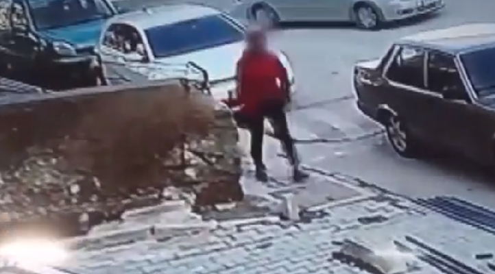Konya'da kaldırımda bulduğu cep telefonunu alan kadının görüntüleri güvenlik kamerasına yansıdı