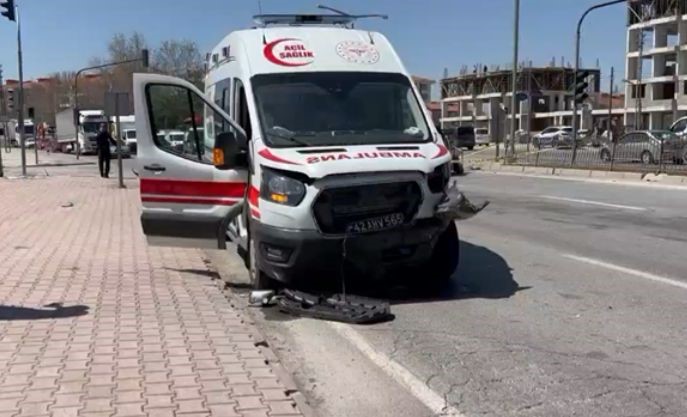Konya'da kalp krizi geçiren hastayı hastaneye götüren ambulans kaza yaptı