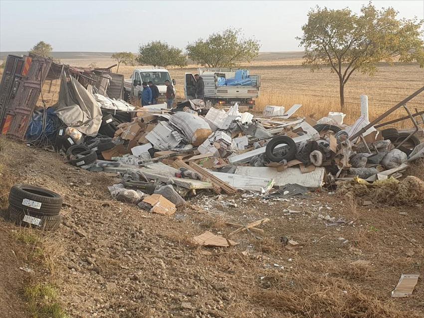 Konya'da kamyon şarampole devrildi: 2 yaralı