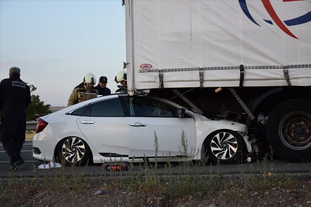 Konya'da kamyona arkadan çarpan otomobildeki 1 kişi öldü, 3 kişi yaralandı
