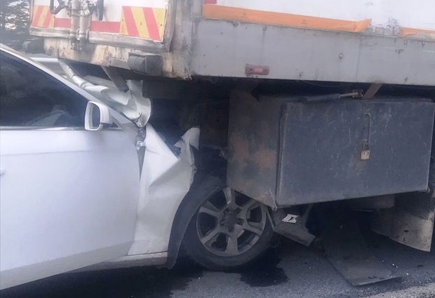 Konya'da kamyona arkadan çarpan otomobilin sürücüsü yaralandı