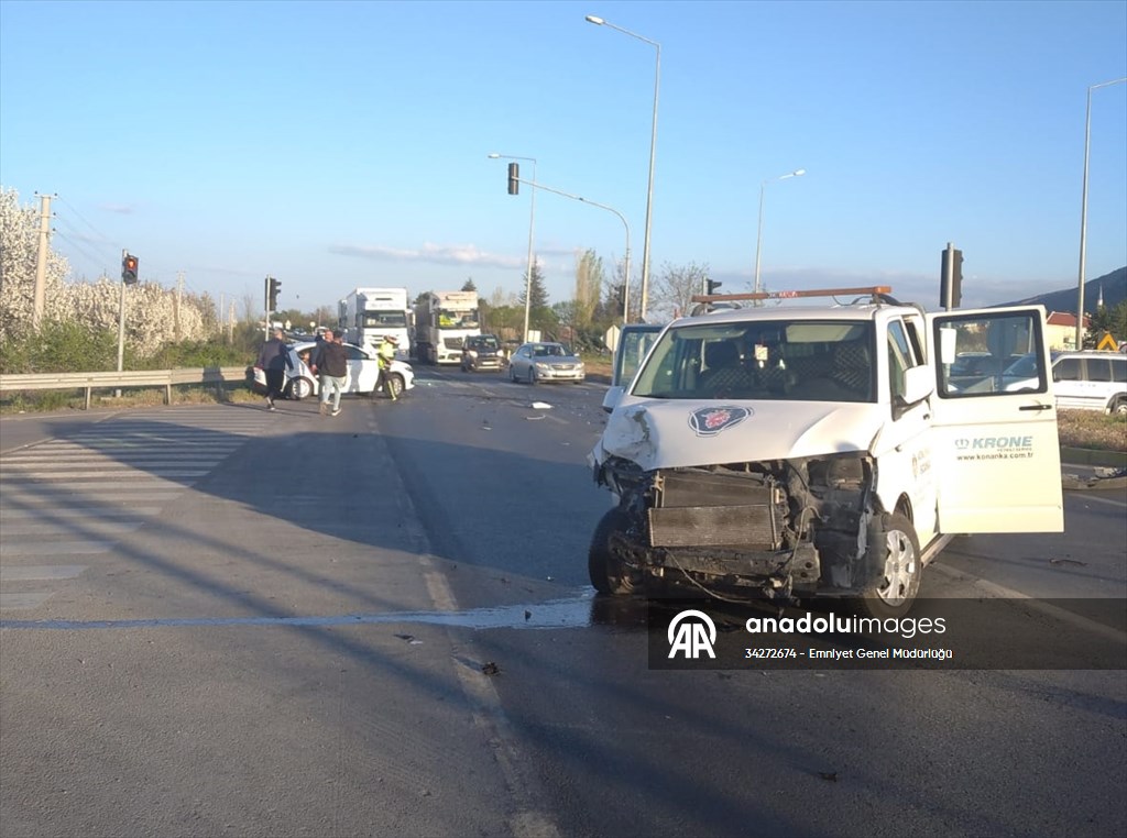Konya'da kamyonetin trafik ışıklarında bekleyen otomobile çarpmasıyla 11 kişi yaralandı