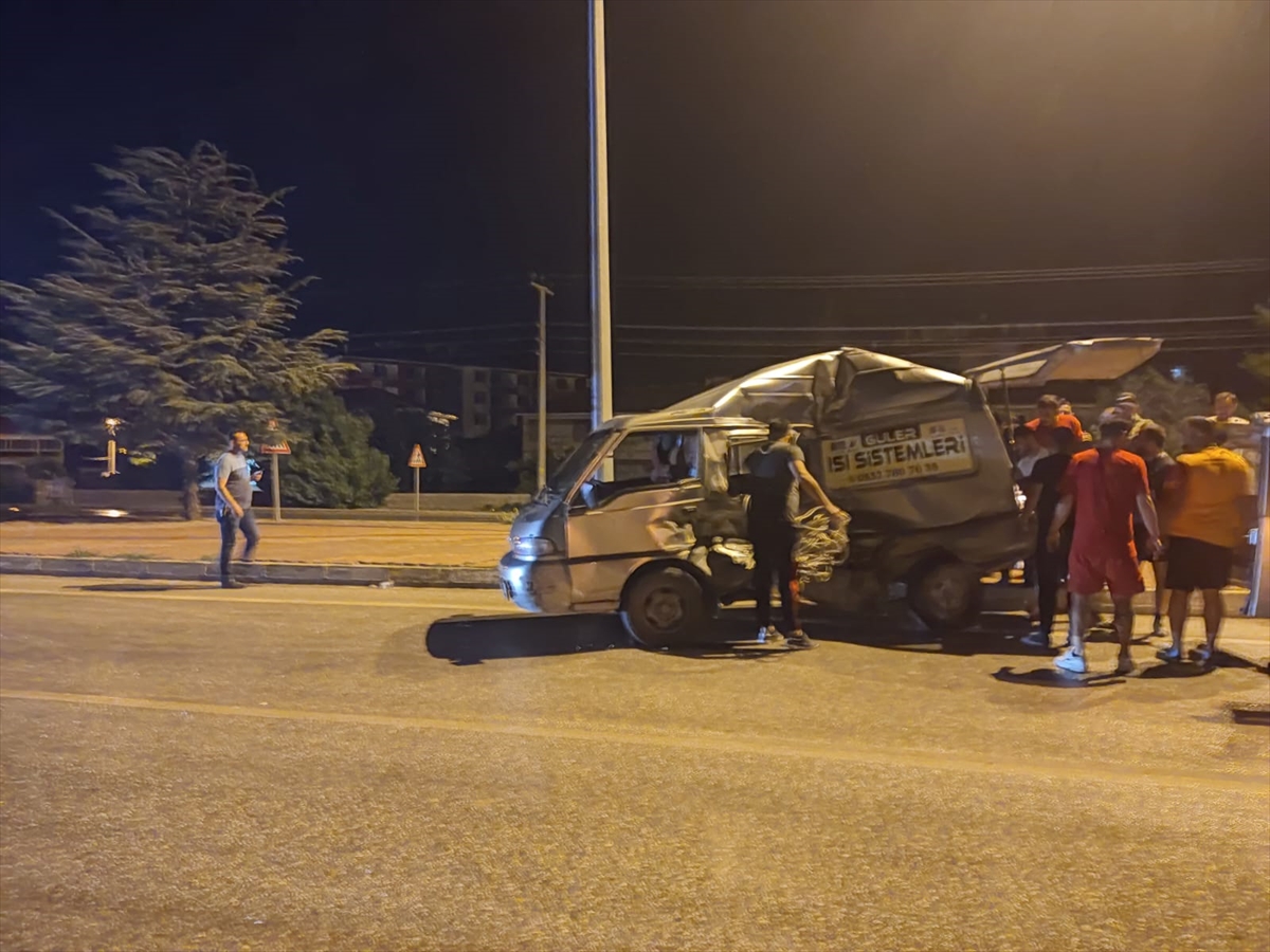 Konya'da kamyonla minibüsün çarpışması sonucu bir kişi yaralandı