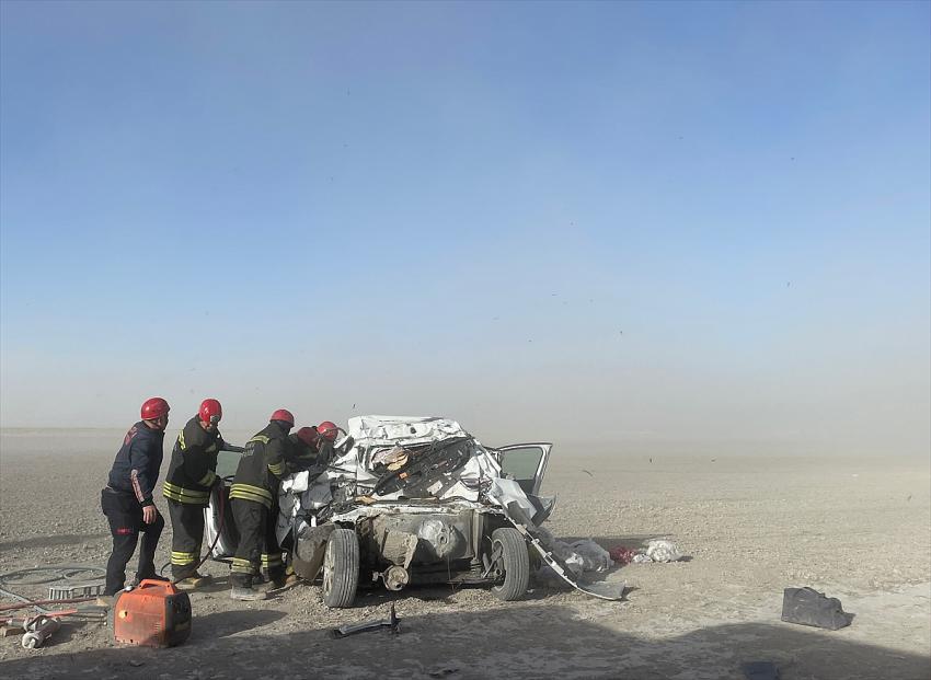  Konya'da kamyonun çarptığı otomobildeki 2 kişi öldü, 1 kişi yaralandı