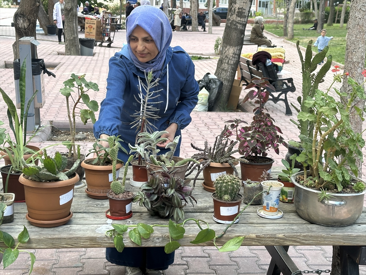 Konya'da Kanser tedavisi görürken gelen çiçekleri çoğaltıp evini çiçek bahçesine çevirdi
