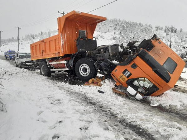 Konya’da kar  kürüme aracı kaza yaptı