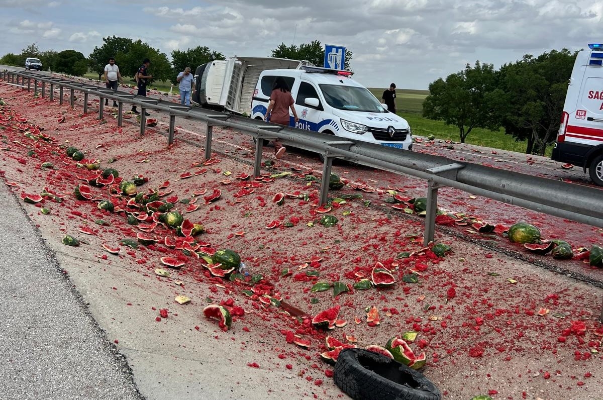 Konya'da karpuz yüklü kamyonet devrildi, 2 kişi yaralandı