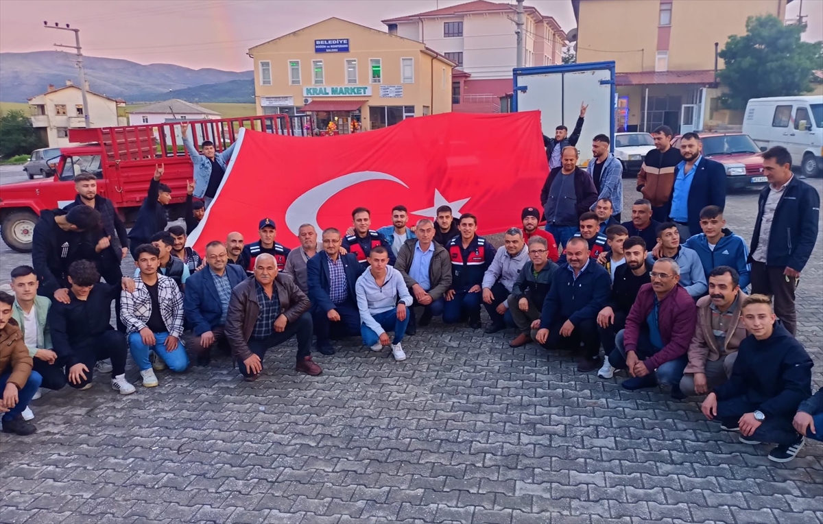 Konya'da kavga ihbarına giden jandarmaya pasta ve meşaleli sürpriz kutlama