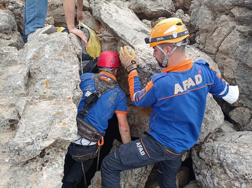 Konya'da kayalıklarda sıkışan oğlağı AFAD ekipleri kurtardı