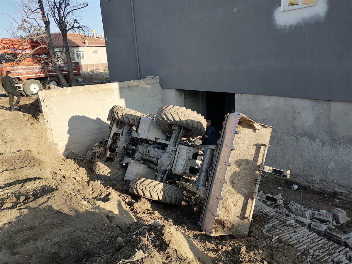 Konya’da kepçe devrildi, operatör altında kaldı