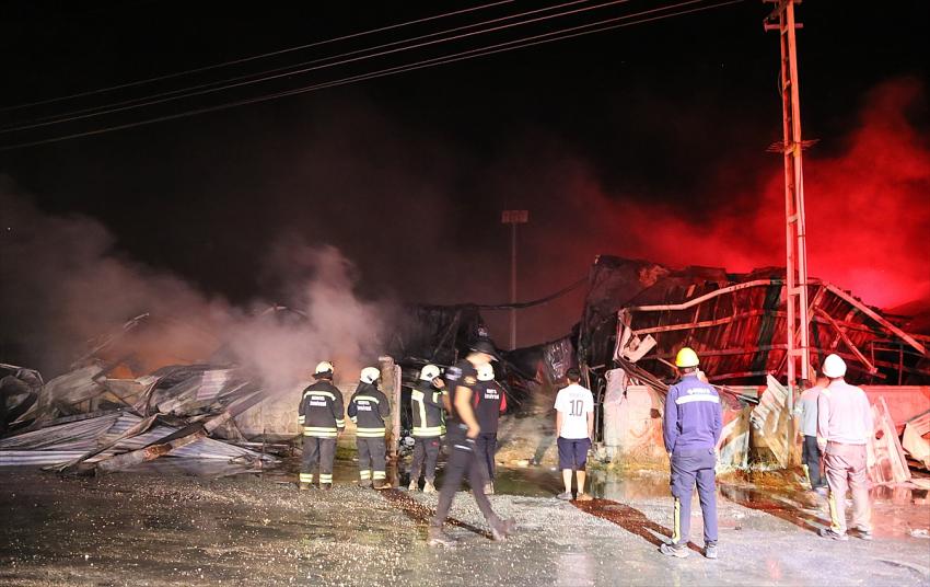 Konya'da kompozit malzemelerin bulunduğu iş yerinde çıkan yangın söndürüldü