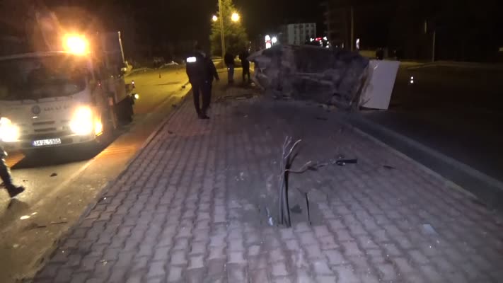 Konya'da Köpeğe çarpan otomobil devrildi