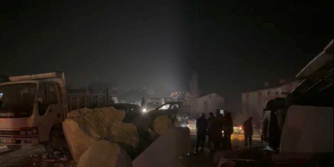 Konya'da korkunç kaza: Mermer yüklü tır araçların üzerine devrildi