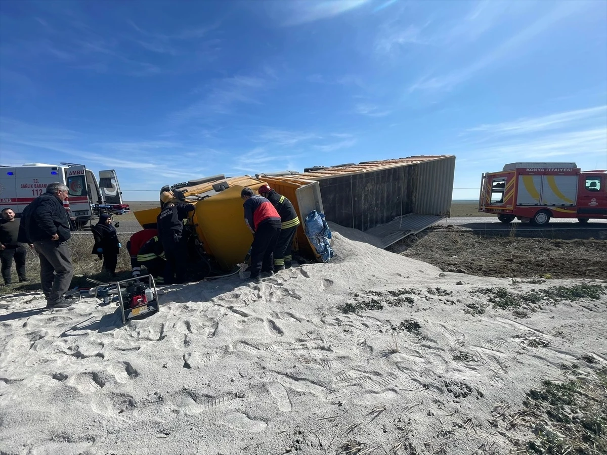 Konya'da kum yüklü kamyon devrildi, sürücü yaralandı