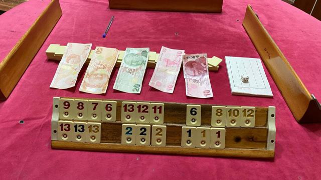 Konya'da kumar oynayan 8 kişiye toplam 14 bin 552 lira para cezası kesildi