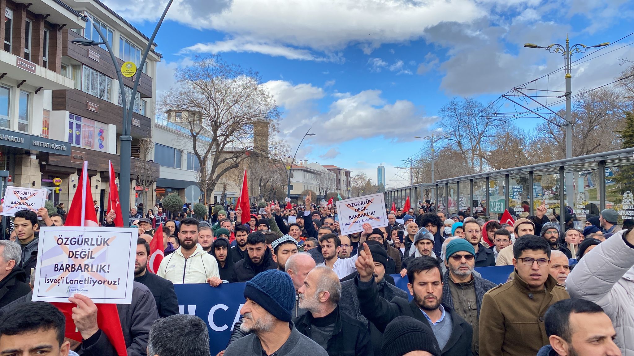 Konya’da Kur’an-ı Kerim’in yakılması protesto edildi