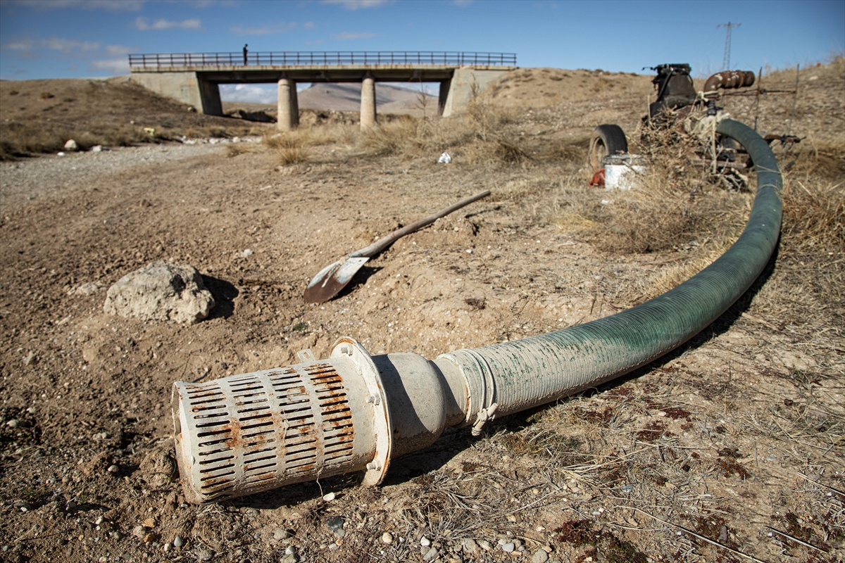 Konya'da  Kuraklık  Endişesi çiftçisi kar ve sağanak yağışları bekliyor