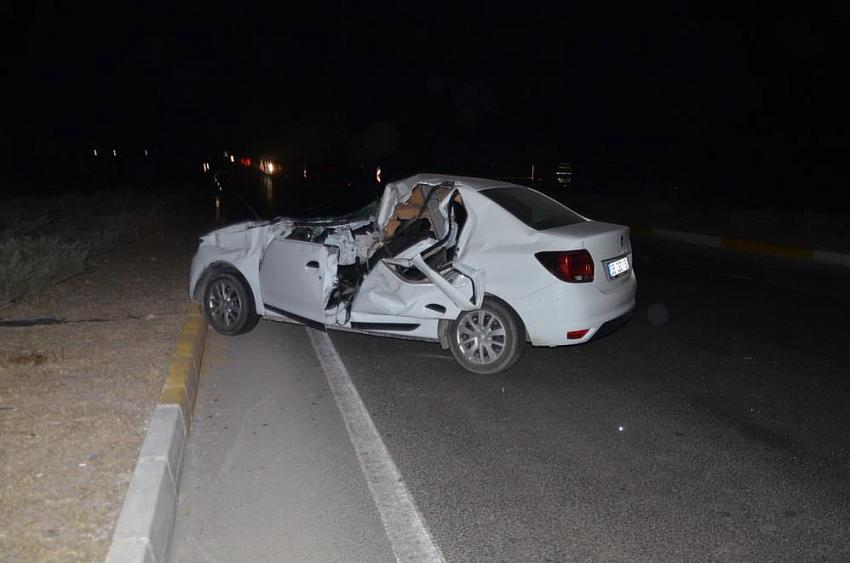 Konya'da küspe yüklü traktörle çarpışan otomobilde 2 kişi yaralandı
