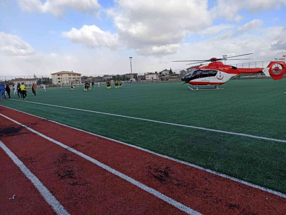 Konya'da maç durdu ambulans helikopter sahaya iniş yaptı