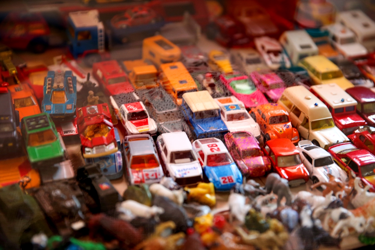 Konya'da mahalle arasındaki nostaljik kafe ziyaretçilerini maziye götürüyor